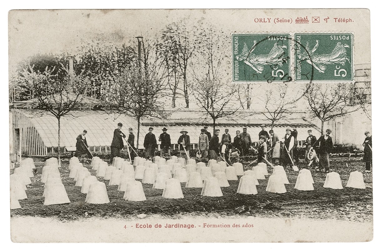 Carte postale, Orly, école de jardinage, formation pour adolescents, culture sous cloches, vers 1908 (en bas à droite). © Pavillon de l'Arsenal