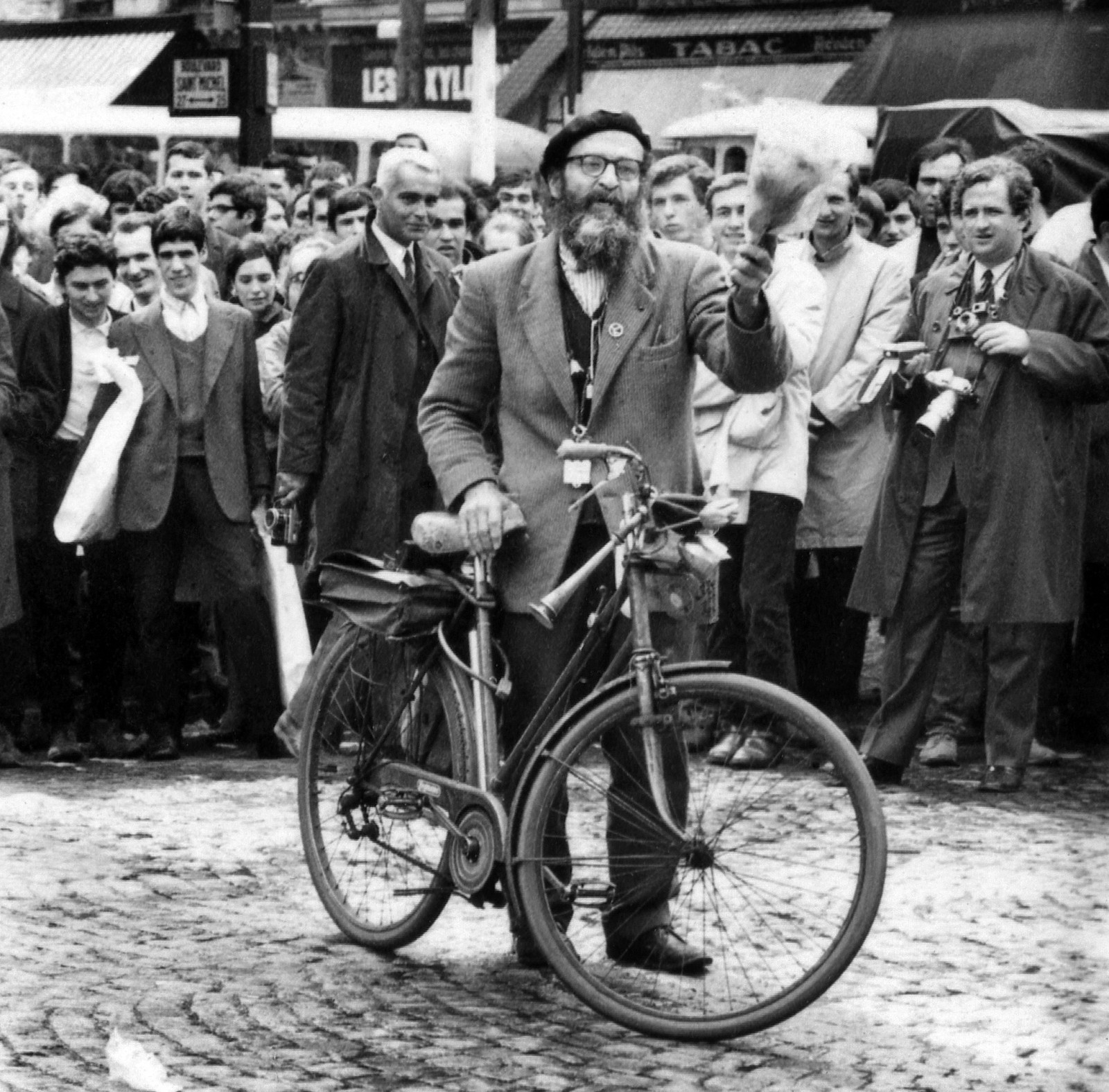 Aguigui Mouna harangue les passants à Paris, 6 mai 1968. © AFP Photo