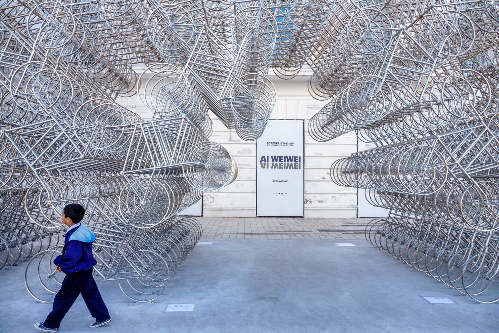 L'installation d'Ai Weiwei Forever Bicycles devant la Fundación Proa, Buenos Aires, Argentina, 2015 © Jeffrey Isaac Greenberg / Alamy Stock Photo