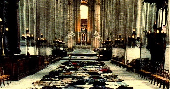 Installation de Christian Boltanski à l’occasion du Jeudi saint, église Saint-Eustache, Paris 1er, 1994 © Monsieur Gauthron / Église Saint-Eustache / Christian Boltanski / ADAGP, Paris, 2025