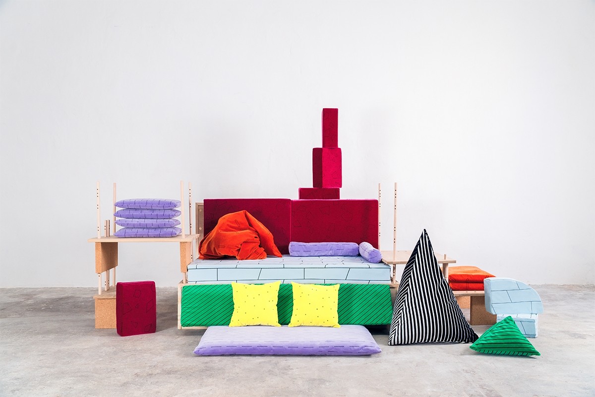 Le Salon géologique smarin & Yto Barrada – 2016 Jeu de formes de différentes densités, blocs, briques, cubes, triangles réalisés à la main  (coco latex, crin, fibres polysiliconnées, ouate de laine, mousse, liège, bois, flocon latex, tissus) © smarin & Yto Barrada