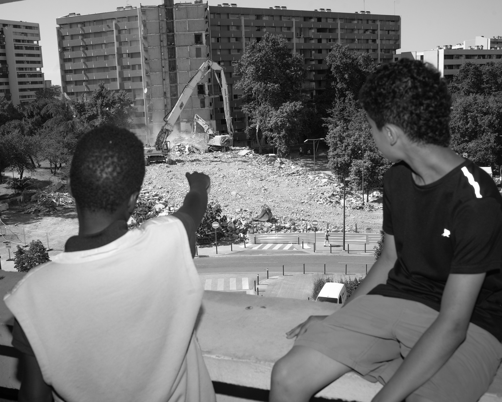 De jeunes habitants du quartier regardent la démolition de l'immeuble Glück. Toulouse. © Fabio Boucinha