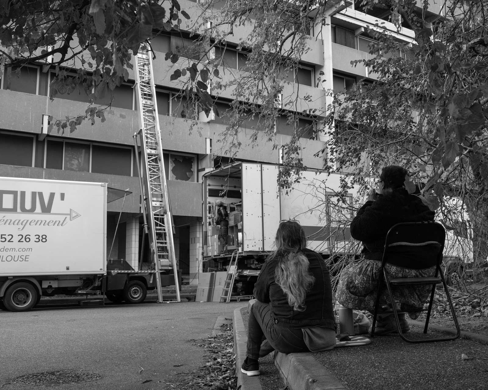 Des habitantes assistent au déplacement de leurs affaires imposé par une décision judiciaire. Toulouse. © Fabio Boucinha
