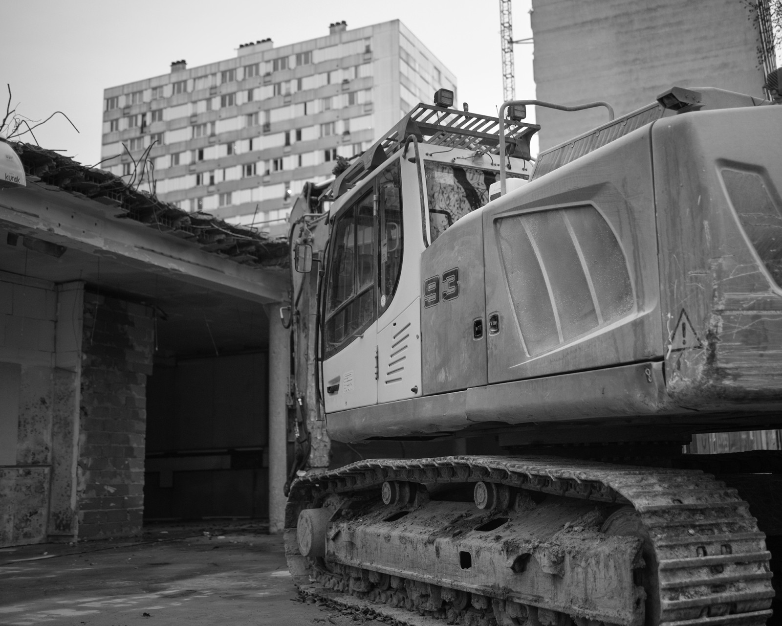 Dalle Thorez en cours de démolition, décembre 2025. Bagnolet. © Fabio Boucinha