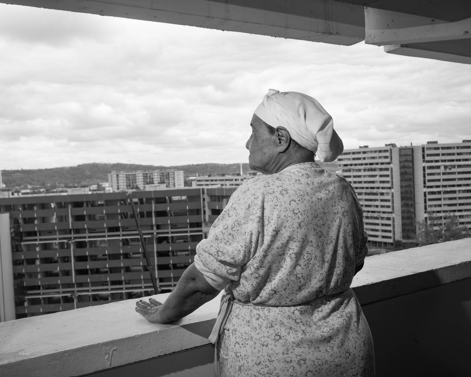 Habitante du quartier regarde par la coursive la destruction du bâtiment Glück. Toulouse. © Fabio Boucinha