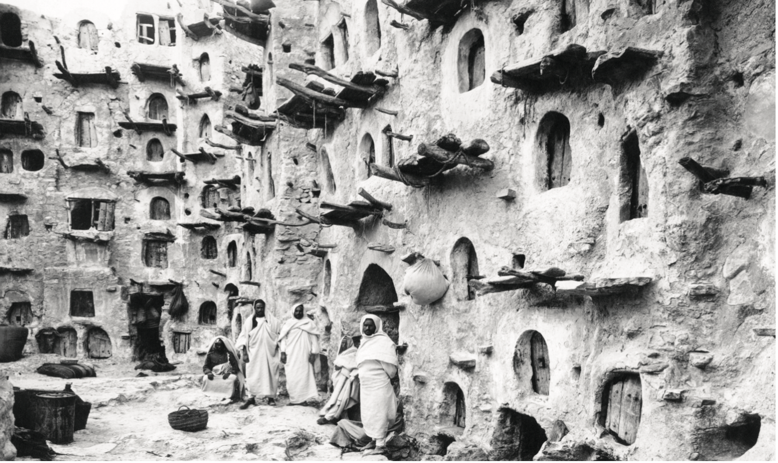 Le grenier collectif fortifié ou ksar Nalut, Cité-État berbère dans le djebel Nefoussa (actuelle Libye), construit au XIe siècle et photographié vers 1925 © Roger-Viollet