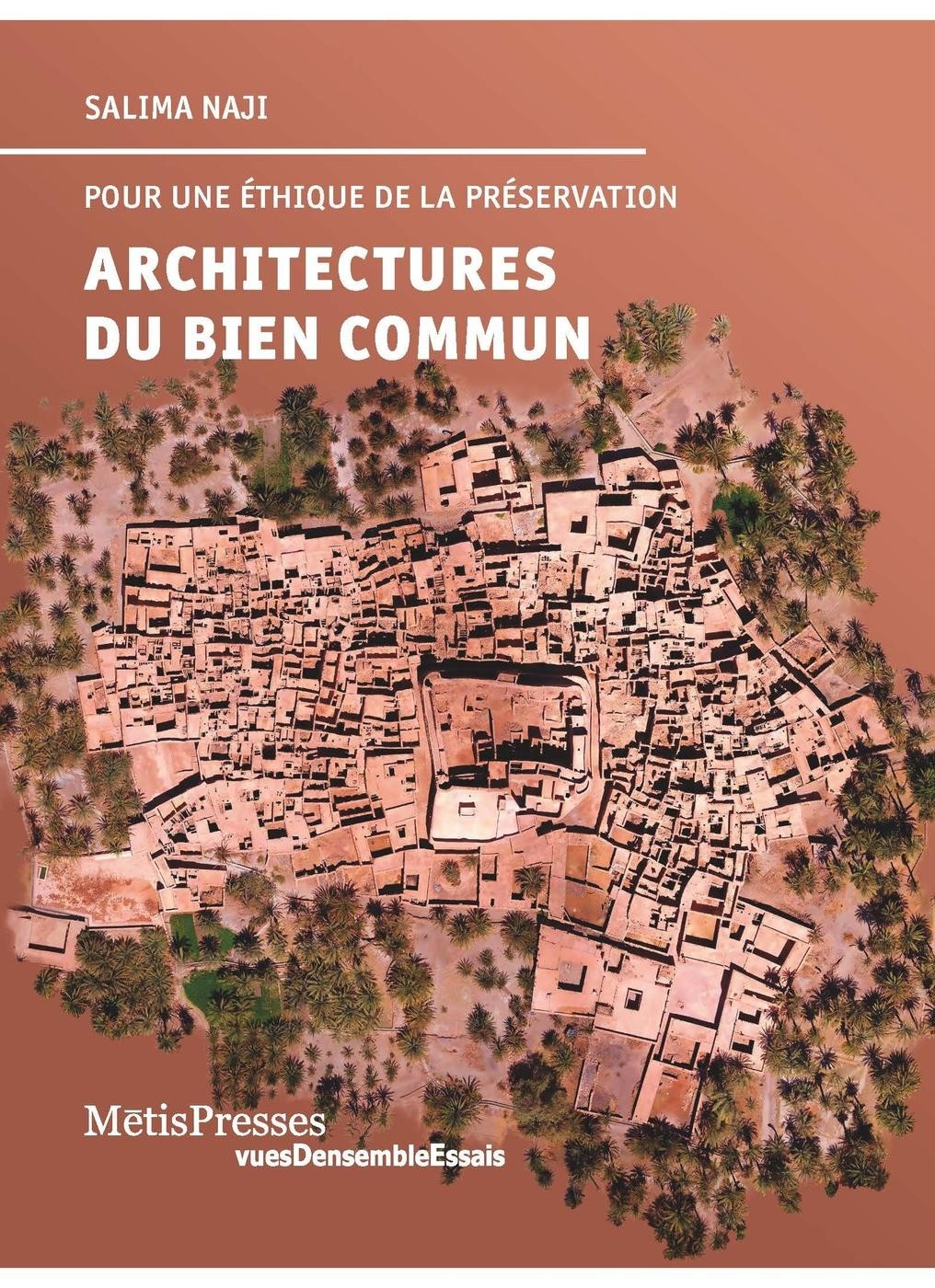 Couverture de l’ouvrage Architectures du bien commun. Pour une éthique de la préservation (MētisPresses, 2019) illustrée par un orthophotoplan du ksar de Tiskmoudine (Anti-Atlas).  Ce village fortifié s’est constitué autour de son grenier collectif, un noyau central sur lequel vient s’appuyer directement la mosquée. © Salima Naji, Architectures du bien commun. Pour une éthique de la préservation, Genève, MētisPresses, 2019 / photographie Mehdi Benssid