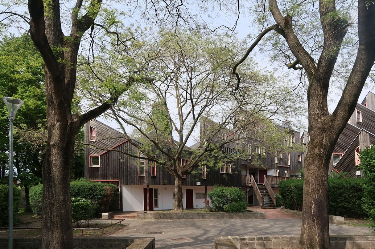 Logements du quartier Pierre-Sémard, au Blanc-Mesnil. Une placette pavée, 2021. © Iwona Buczkowska