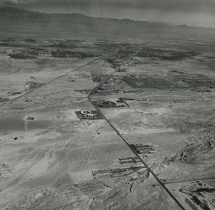 Le Las Vegas Boulevard et les voies ferrées réalisées par l’Union Pacific Railroad Company, Las Vegas (Nevada, États-Unis). Photographie aérienne, 1955. UNLV Special Collections & Archives. DR