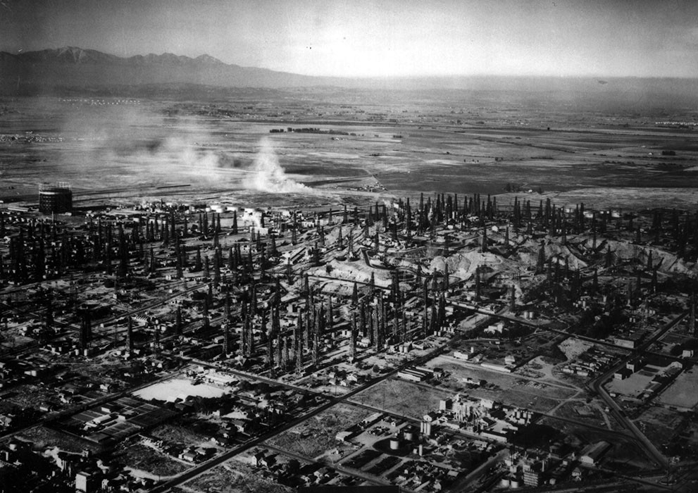 [L'URBANISATION PAR LA DÉCOUVERTE DU PÉTROLE] Puits de pétrole à Signal Hill (Californie, États-Unis). Photographie, vers 1925. City of Signal Hill, California. DR