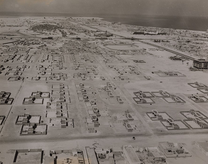 [L'URBANISATION DES DESERTS ET DES JUNGLES GRACE AU PETROLE] Vue aérienne de la ville d'Abu Dhabi (Emirats Arabes-Unis), Photographie vers 1960, Jorge Abud Chami. Collection, Courtesy of the Arab Image Foundation