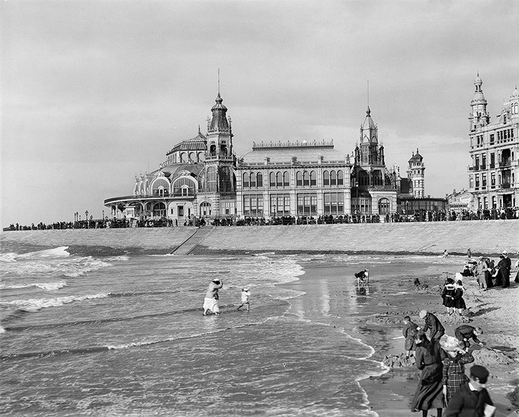La plage et la maison de cure (Kursaal) d’Ostende (Belgique). Felix Laureys et Joseph-Jean Naert, architectes. Photographie, vers 1890-1900. © Neurdein / Roger-Viollet
