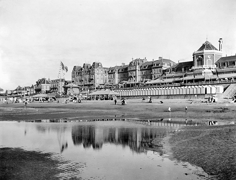La plage et le Grand Hôtel de Cabourg, Charles Bertrand, architecte, 1907. Photographie, vers 1900 © Neurdein / Roger-Viollet