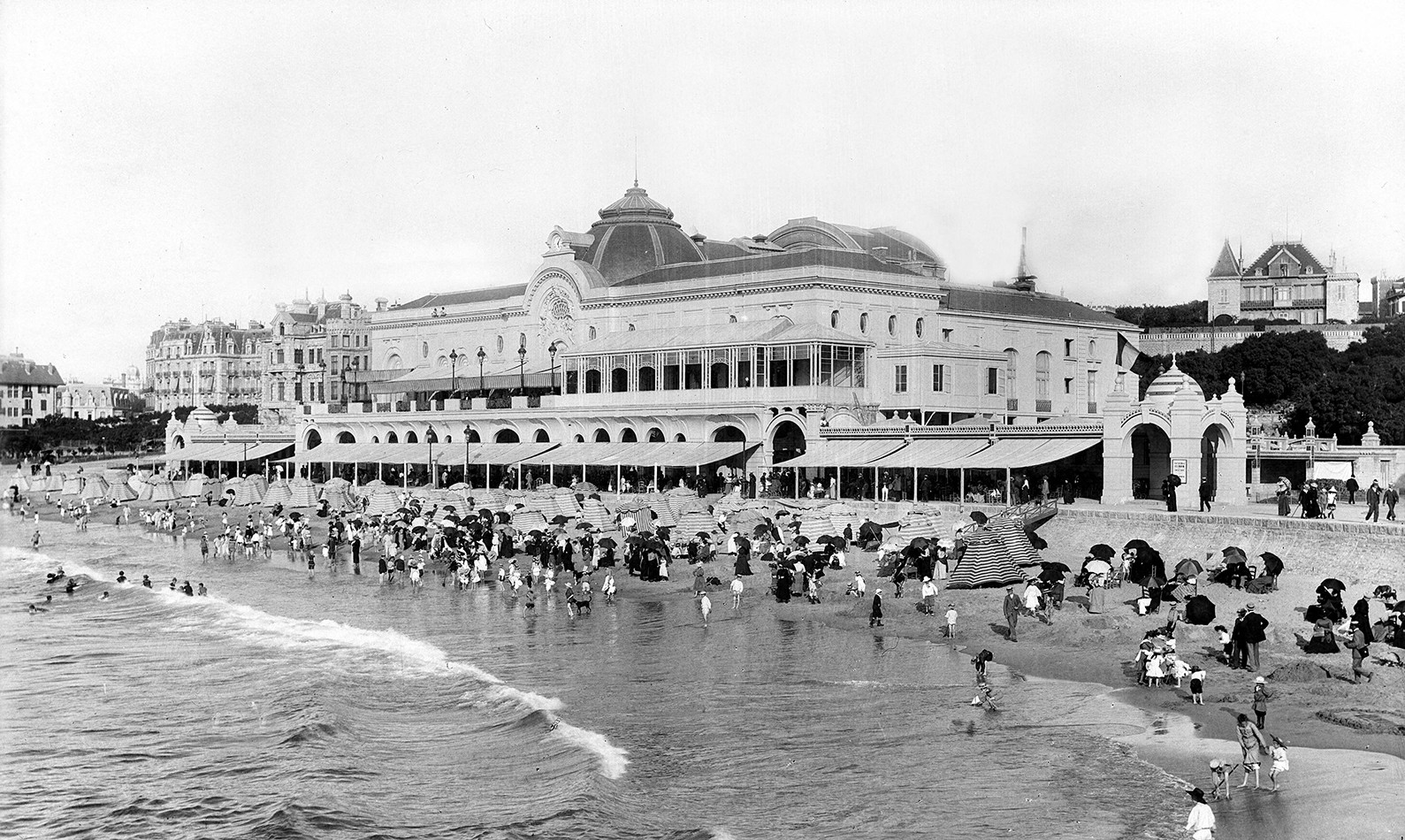 [UN DÉVELOPPEMENT URBAIN LIÉ A LA QUÊTE D'EMBRUNS] Le casino municipal et les bains de la grande plage de Biarritz, Photographie, vers 1901 © Neurdein / Roger-Viollet
