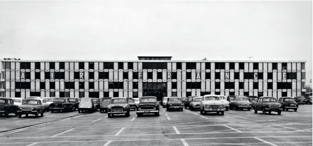 Immeuble administratif Air France, 1958-1960 Rues de l’Espagne et Henri-Farman, 94310 Orly. Édouard Albert, architecte / Jean-Louis Sarf, ingénieur Coll. © Centre Pompidou-Bibliothèque Kandinsky