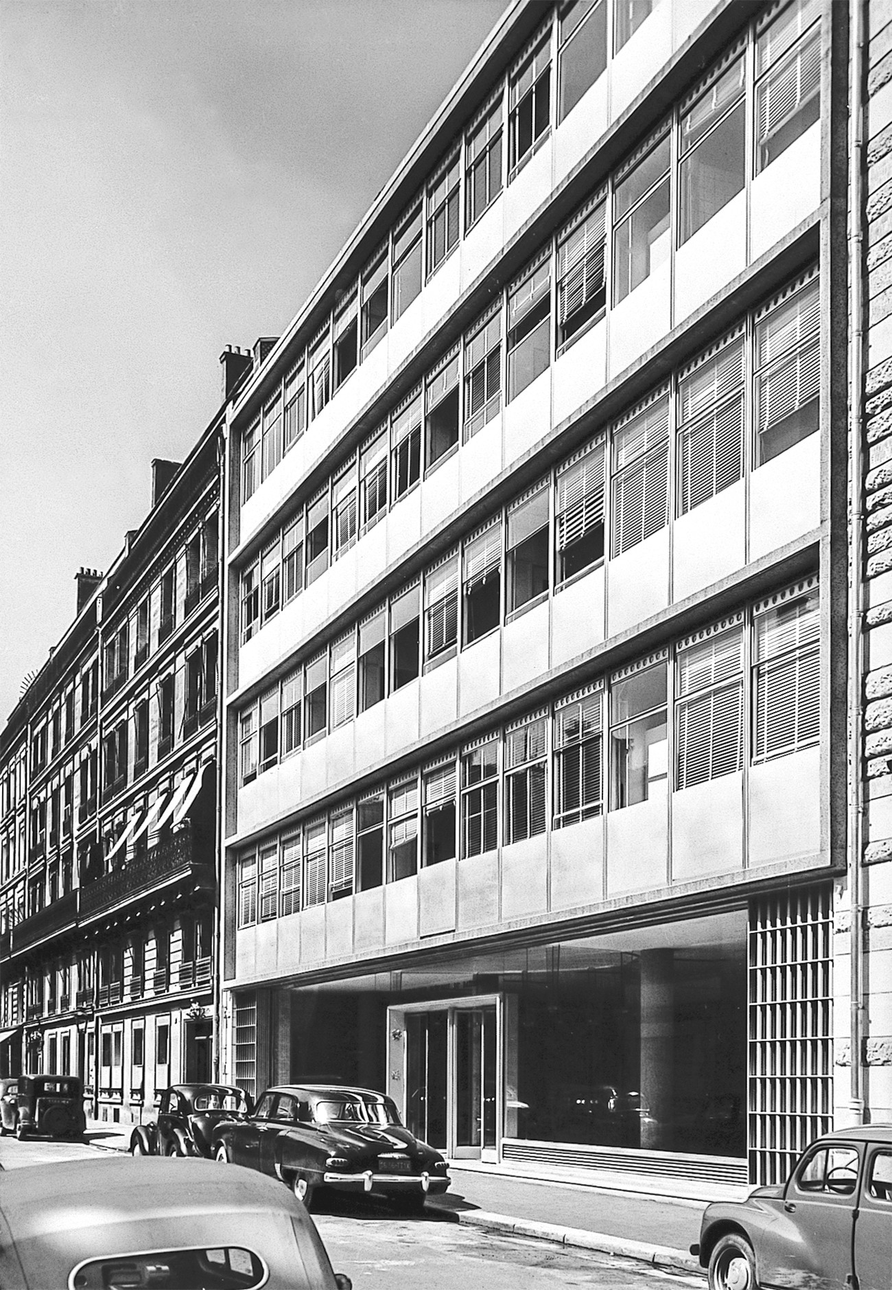 Fédération nationale du bâtiment, façade sur la rue La Pérouse, paris 16e, Raymod Gravereaux et Raymond Lopez, architectes, Jean Prouvé, ingénieur, 1948-1951. © ADMM