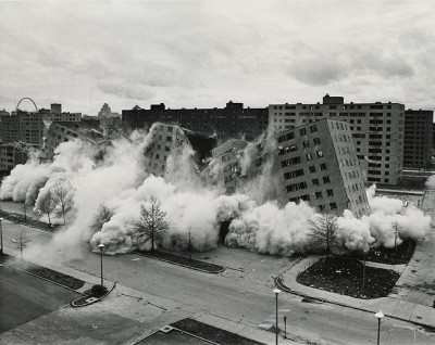 [THE FAILURE  OF MODERN SANITARY THINKING] Pruitt Igoe’s residential complex, Saint Louis (Missouri, US), Minoru Yamasaki, architect, 1951–1954. Demolition of a building, 22 April 1972. U.S. Department of Housing and Urban Development. All rights reserved.