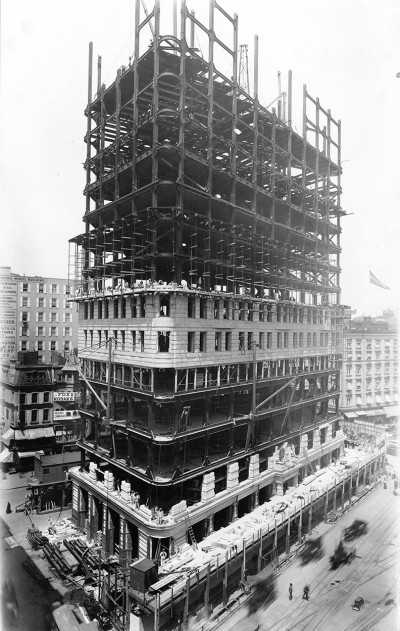 [AT THE ORIGIN OF SKYSCRAPERS, COAL] Flatiron Building during construction, New York (US). Daniel Hudson Burnham, architect, 1900–1902. Photography by George P. Hall & Son, 1902. © New York Historical Society.