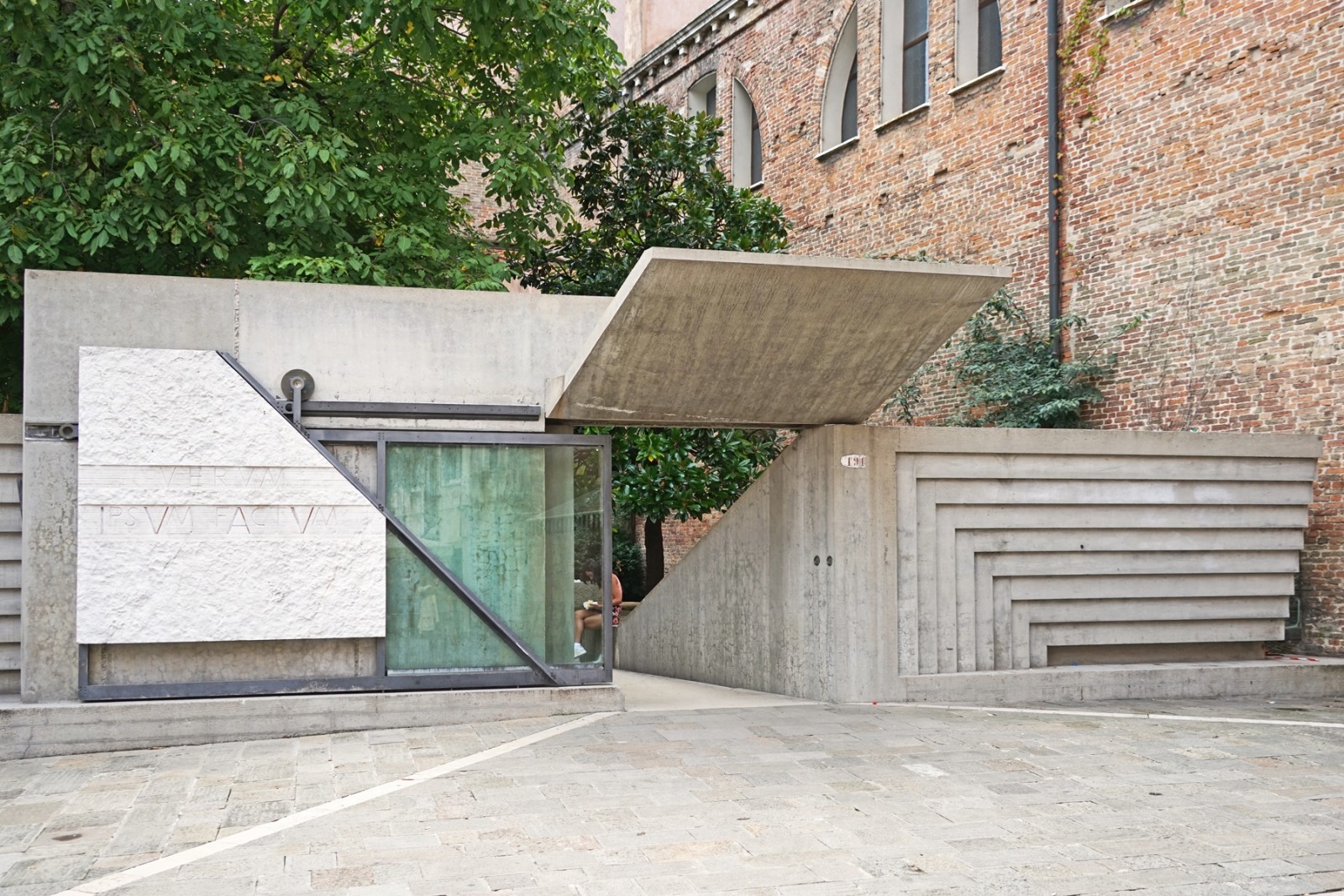 Entrance to the sede dei Tolentini of the IUAV university of architecture in Venice (Italy), Carlo Scarpa, architect, constructed after his death by Sergio Los, architect, 1985. © Jean-Pierre Dalbéra, 2016